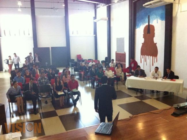 Jóvenes morelianos debaten sobre política