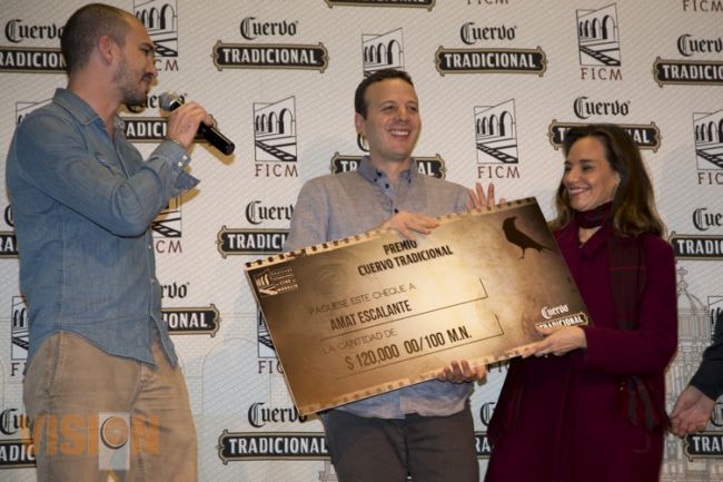 Amat Escalante recibe el Premio Tradicional Cuervo en Morelia.