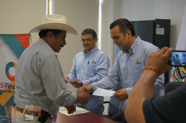 Entregan a productores agropecuarios un millón 300 mil pesos en créditos