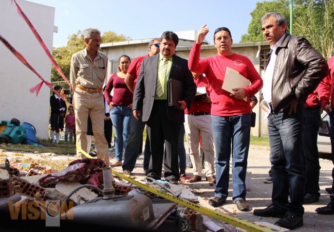 Atiende Aldo Macías afectados de la explosión en el Fraccionamiento Santa Rosa