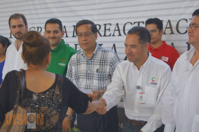 Continúan apoyos a microempresarios de Apatzingán