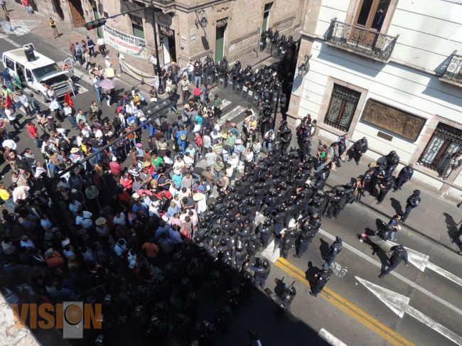 Profesores de la CNTE y Policias se enfrentan en el Centro.