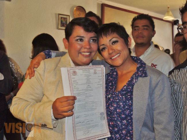 Celebran primer matrimonio Gay en Michoacán.