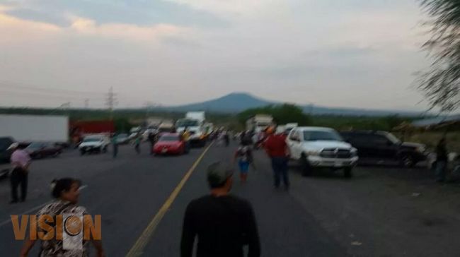 Autodefensas liberan bloqueo en entronque Apatzingán-Buenavista 