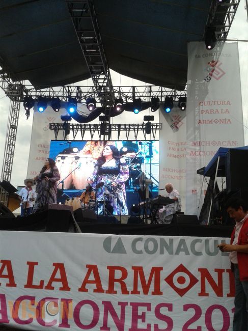 Tania libertad canta por la paz en Michoacán.