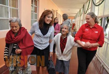 En posada navideña, conviven ancianos del Asilo Miguel Hidalgo de Morelia