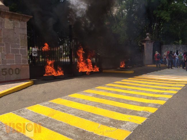 Normalistas queman llantas afuera de Casa de Gobierno.