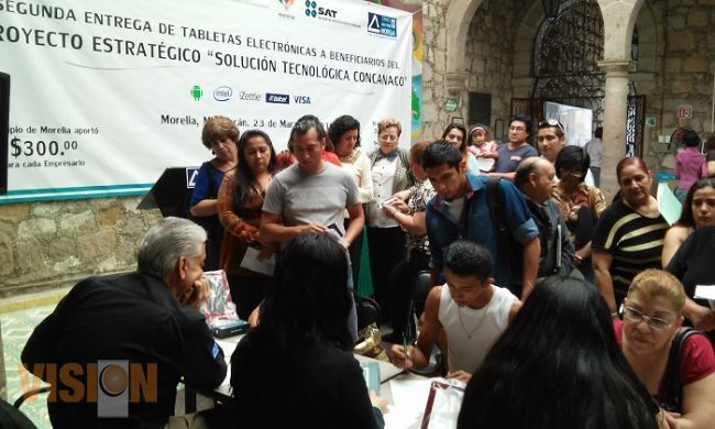 Realizan la segunda entrega de tabletas la Canaco Morelia