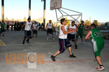 Entrega Magdalena Ojeda Arana reconocimientos a ganadores de torneo de básquetbol