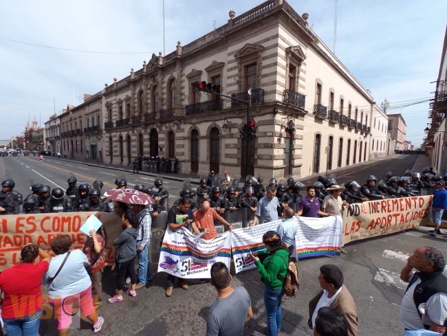 Congreso del estado condena actitud de maestros democráticos por querer boicotear última sesión 