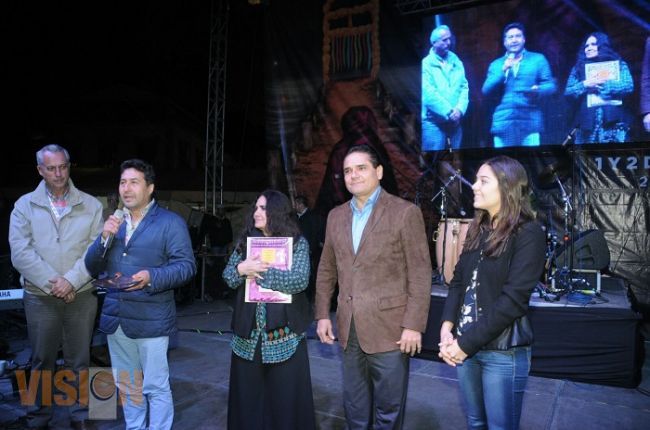 Participa Gobernador en actividades culturales de Día de Muertos en Pátzcuaro