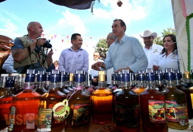 Produce Michoacán 328 mil litros de mezcal mensuales