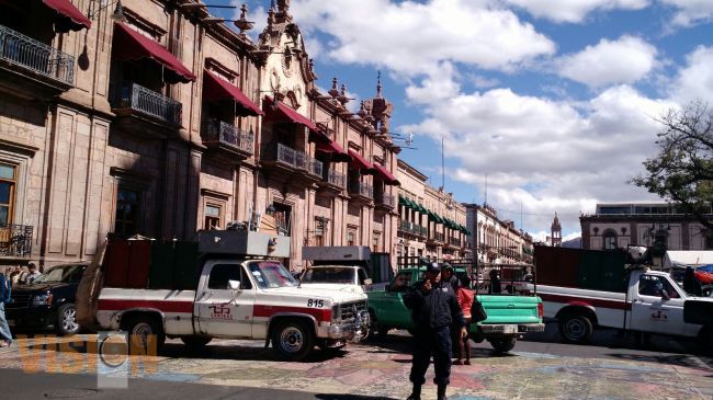 Recolectores de basura bloquean Palacio de Gobierno 