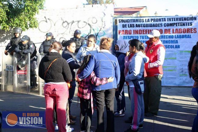 Maestros de la primaria Juan Ortiz Murillo, toman plantel 