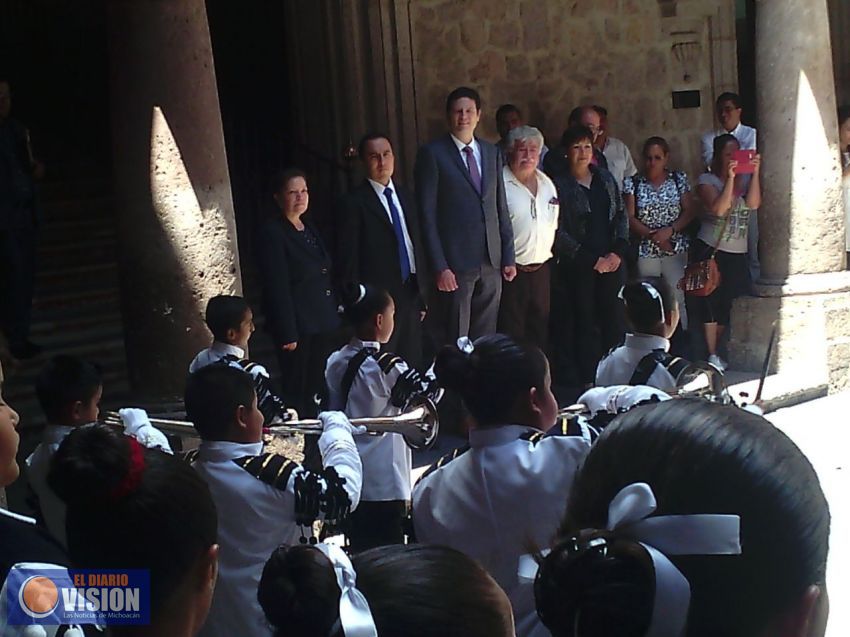 Alfonso Martínez recibe a niños de la banda de guerra 