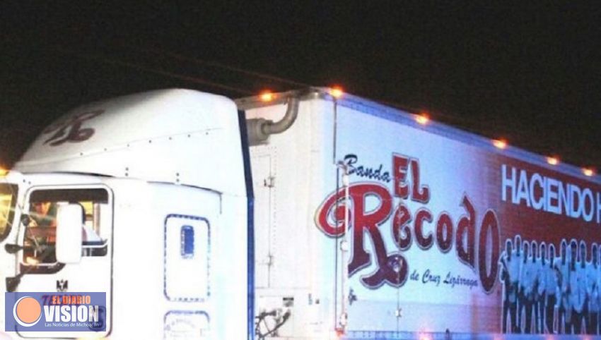 Balean camión de la Banda El Recodo