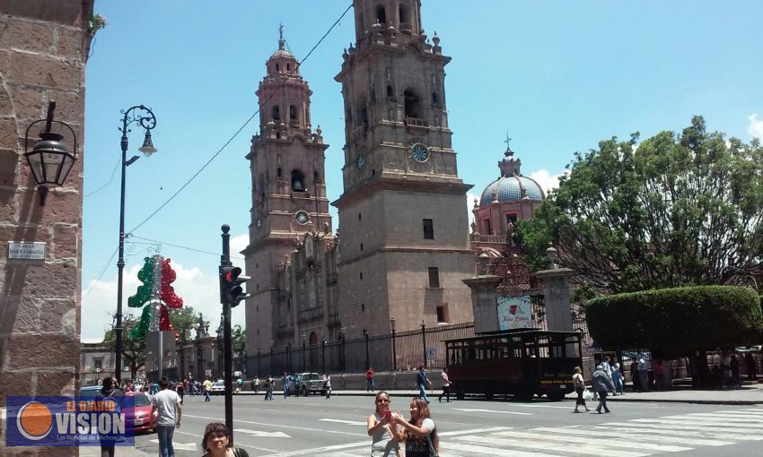 Morelia inicia festejos con la entrega de la Presea Morelos