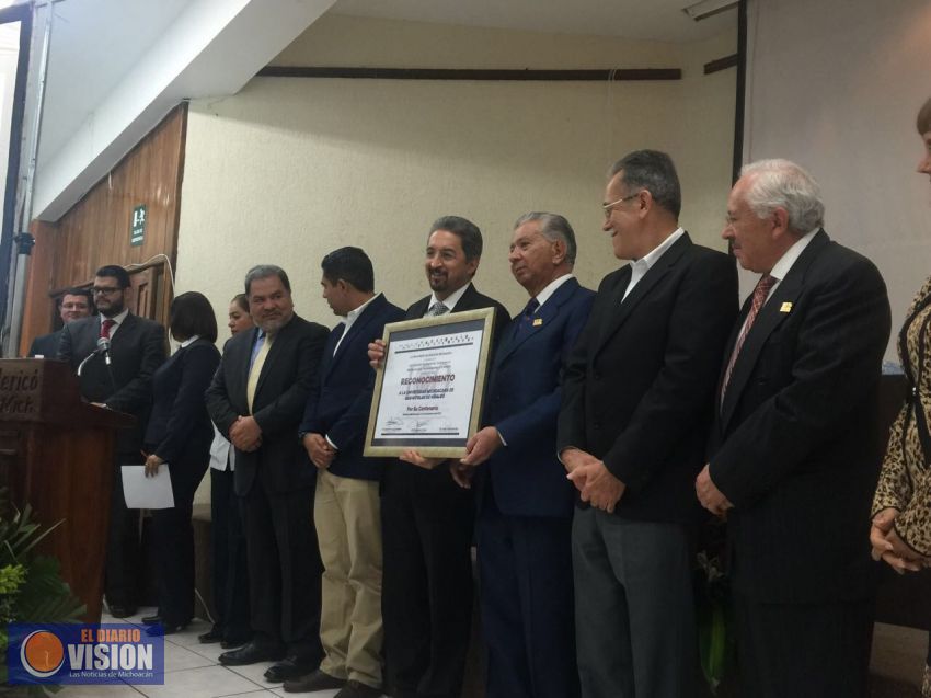 La Universidad Michoacana recibe reconocimiento en Tangancícuaro