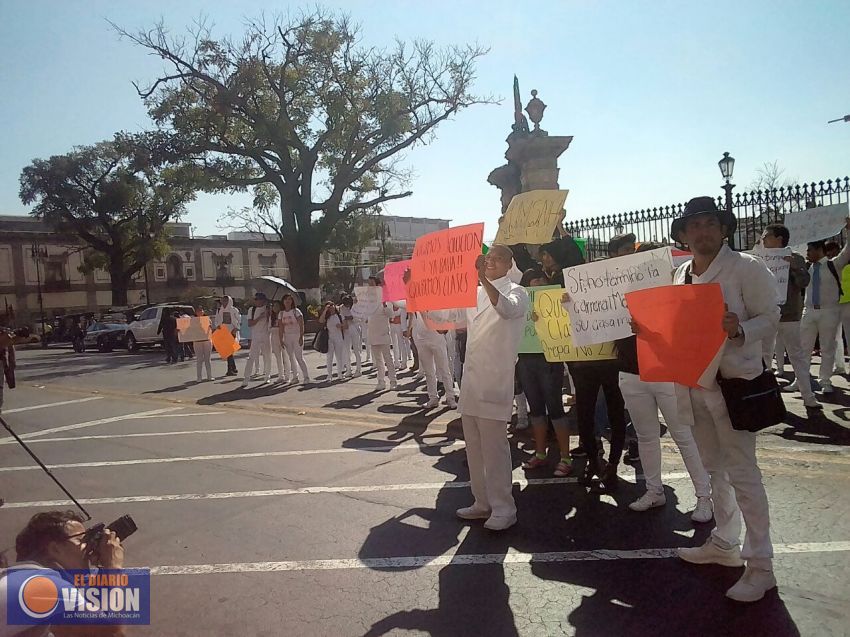 Estudiantes exigen reanudar clases en la UMSNH