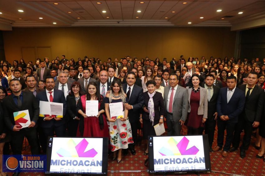 Entrega Silvano Aureoles constancias a jóvenes de nuevo ingreso al Servicio Profesional Docente 