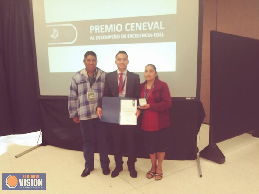 Premio Ceneval por desempeño en examen de egreso a 15 nicolaitas