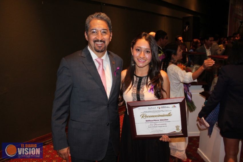 Reciben reconocimiento especial, Melisa Pérez por Perseverancia; Alumna nicolaita