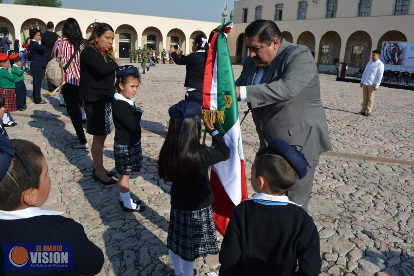 Abanderan a 33  Escoltas de Educación Básica