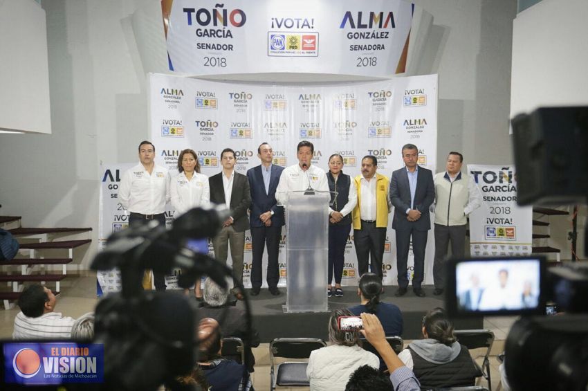 Presenta Toño García a su equipo de campaña