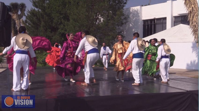 Colorido y con un acento en el amor a la patria, Ballet Folcklórico “Búhos” se presenta en la Plaza