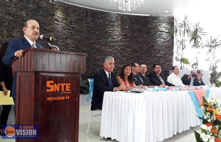 Celebra SNTE sección 18 a maestros de 30, 40 y 50 años de servicio