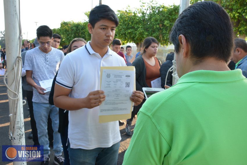 Aplican examen mil 680 aspirantes al área Económico Administrativas de la Casa de Hidalgo