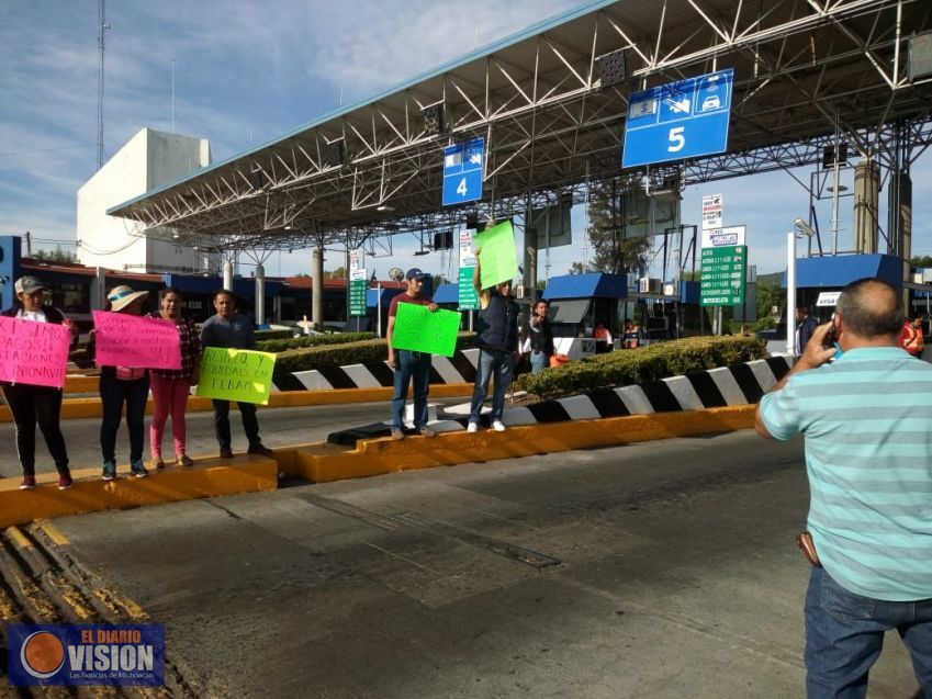 Se manifiestaron en casetas sindicalistas del Telebachillerato Michoacán