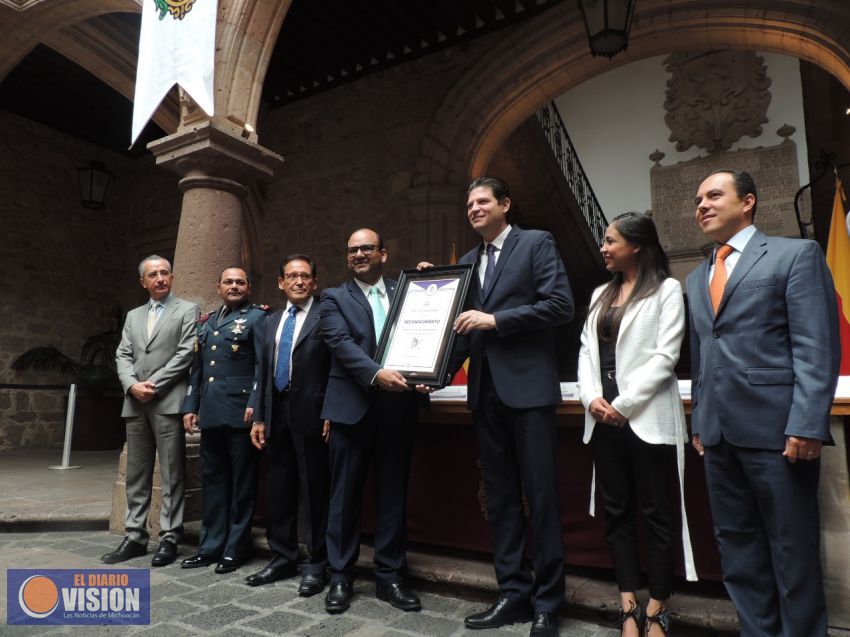 Ayuntamiento de Morelia entrega reconocimiento al Colegio de Abogados.