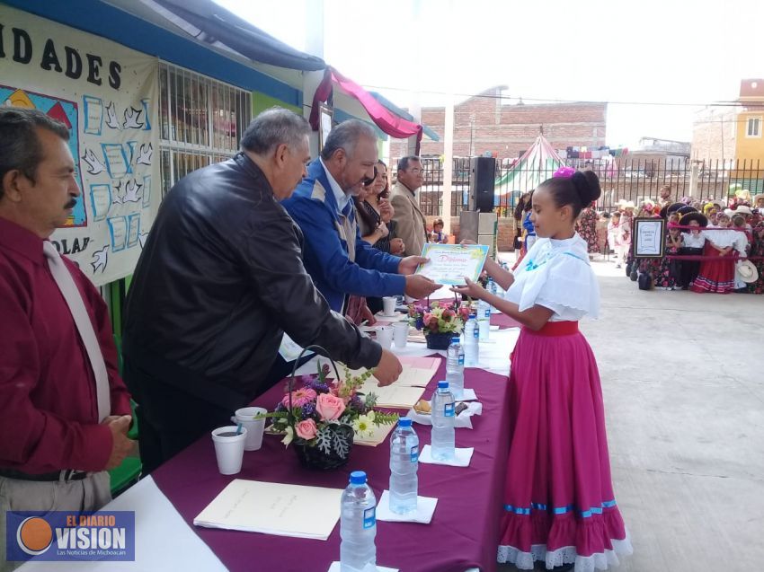 Culminan sus estudios alumnos de la primaria “Wenceslao Victoria Soto”, en la comunidad de Ario