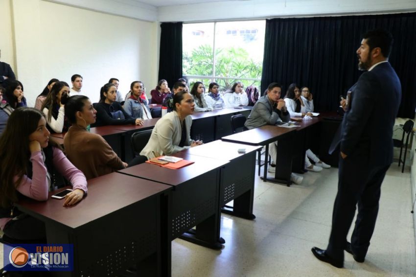  Alumnos de la UVAQ reciben charla sobre prevención de adicciones 