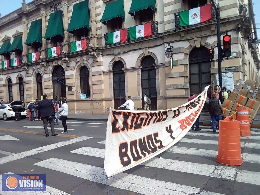 Delegaciones unidas del SNTE, se manifiestan en el Congreso de Michoacán