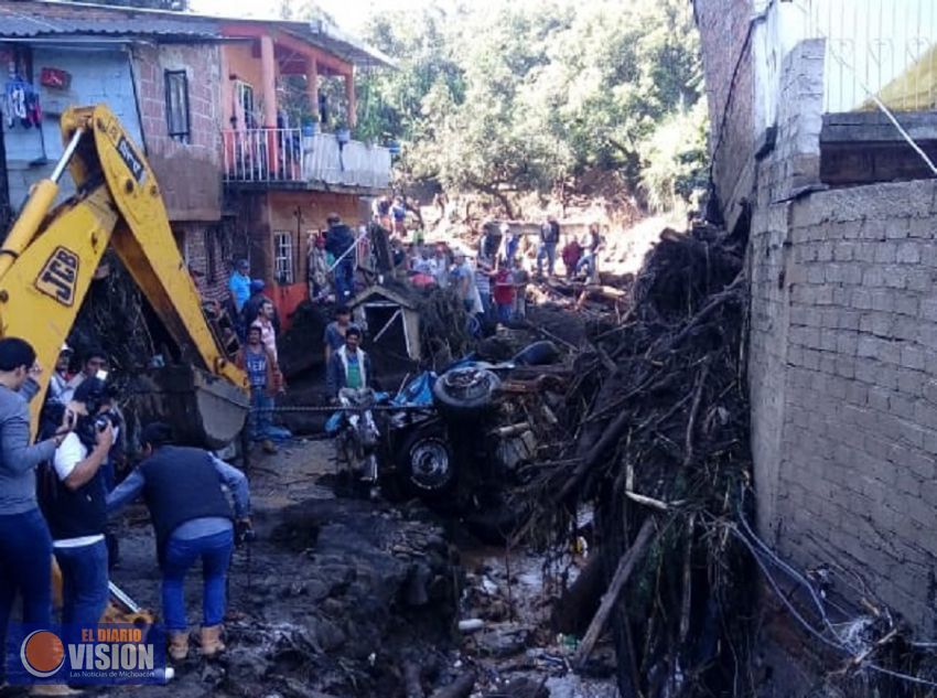 Encuentran vivas a madre y bebé que habían desaparecido en tromba de Peribán