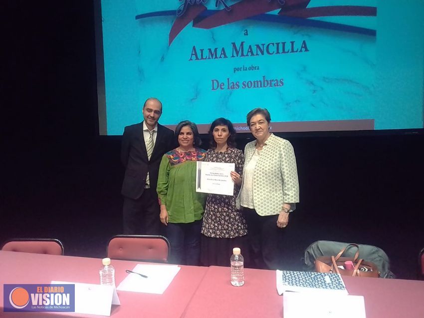 Alma Mancilla recibe premio literario 