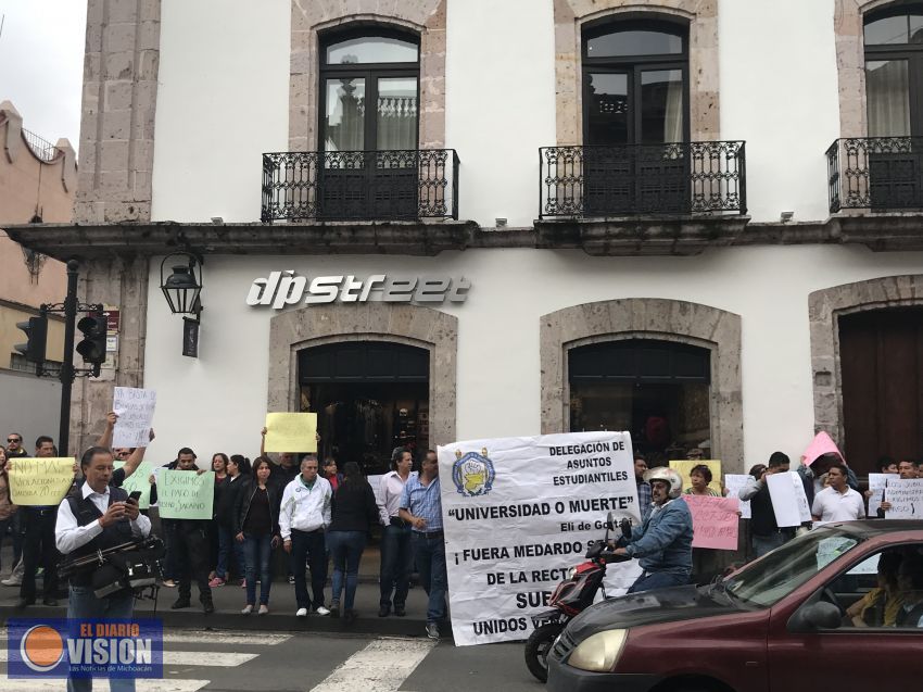 SUEUM se manifiesta frente a la sede del Congreso de Michoacán