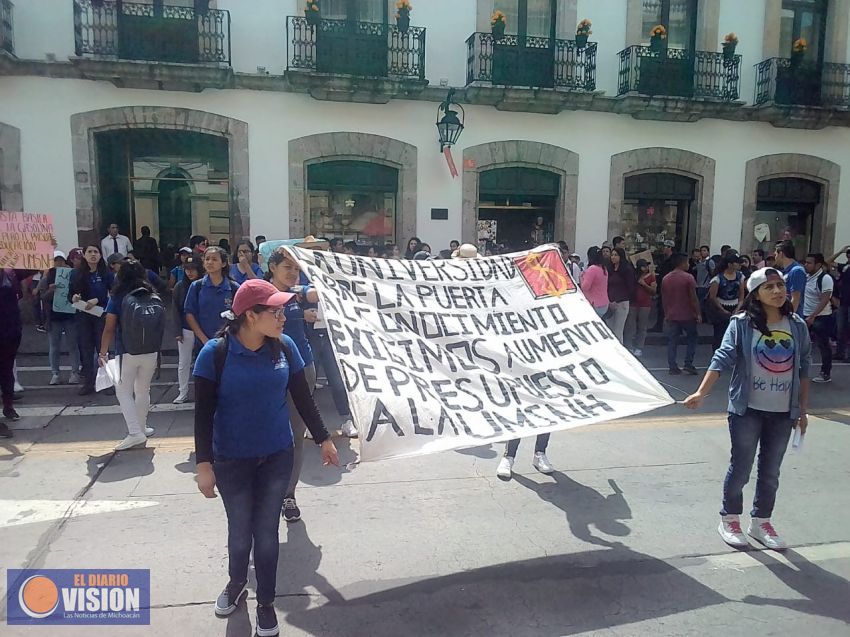 Estudiantes Nicolaitas se manifiestan en el Congreso de Michoacán