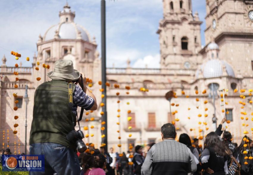 Escuelas, Instituciones y sociedad participan en el montaje de altares en Morelia