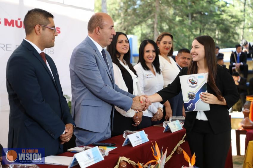 Alberto Frutis reconoce logros académicos de jóvenes del Tecnológico de Pátzcuaro