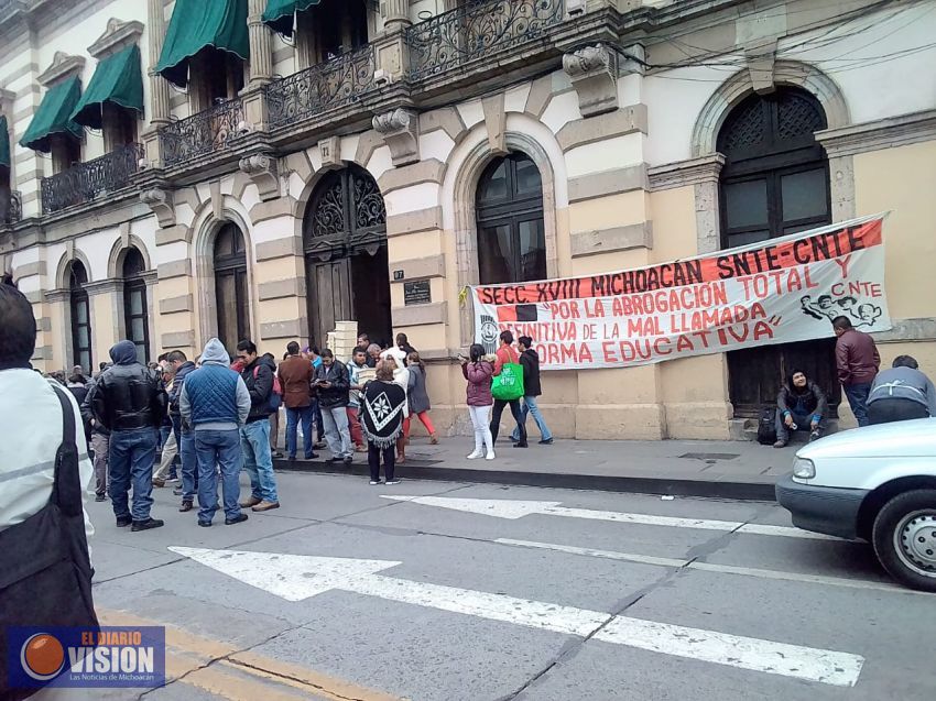 La CNTE exige auditoría al Gobierno del Estado y bloquea acceso a Palacio Legislativo