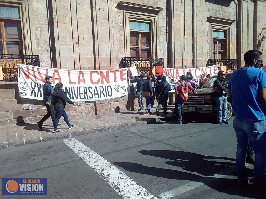 SUEUM y CNTE bloquean avenida principal en Morelia