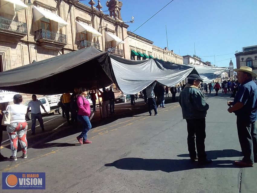 Maestros levantan carpa para mantener plantón en Palacio de Gobierno