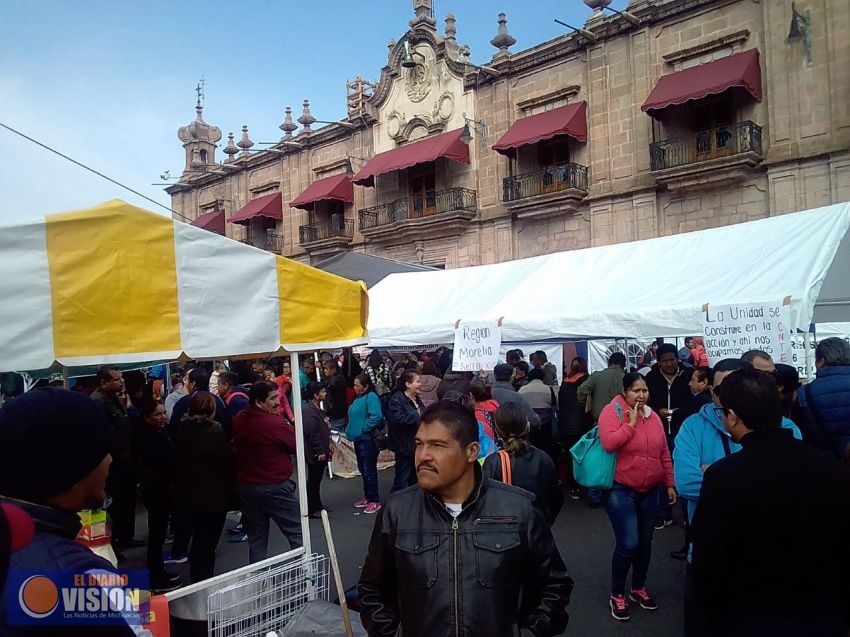 Maestros de la CNTE toman Secretaria de Finanzas y mantienen plantón en avenida Madero.