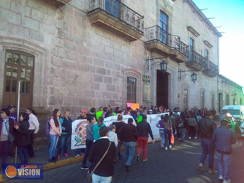 Delegaciones Unidas de Michoacán, pertenecientes a la SNTE bloquean palacio municipal en Morelia.