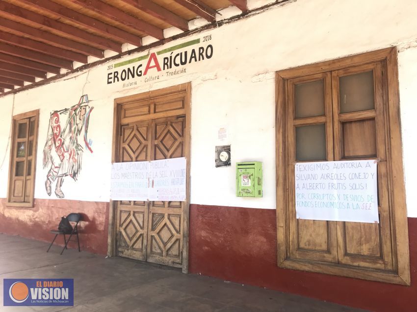 Maestros democráticos mantienen plantón en Alcaldía de Eringarícuaro 