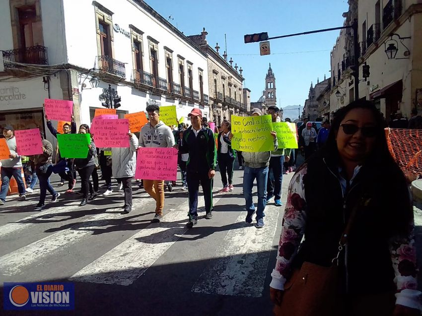 Trabajadores de Telebachillierato se manifiestan en el Congreso del Estado