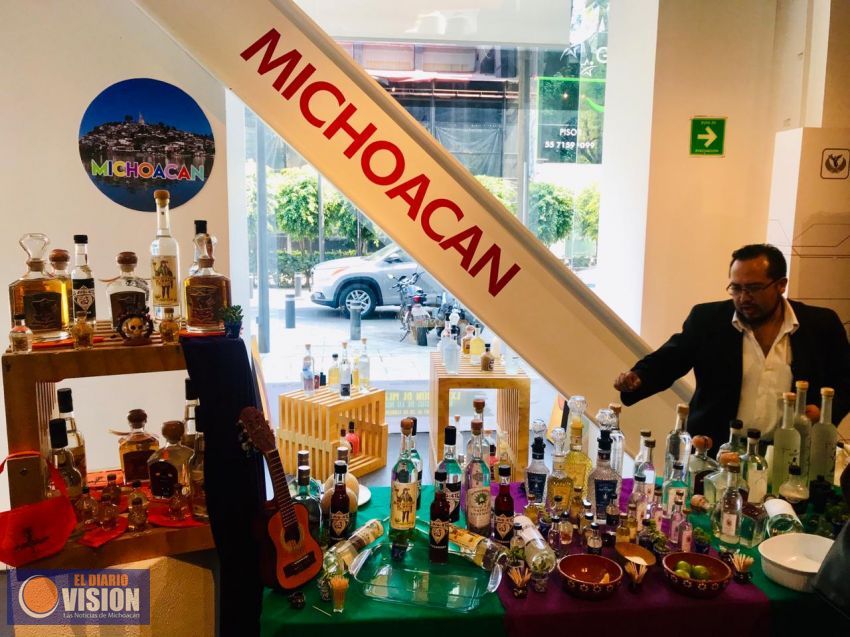 Promueve Sedeco al mezcal michoacano, en Ciudad de México